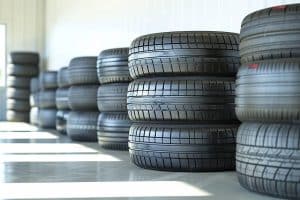 Guide 2024 : Meilleurs conseils pour stocker les pneus hors saison efficacement